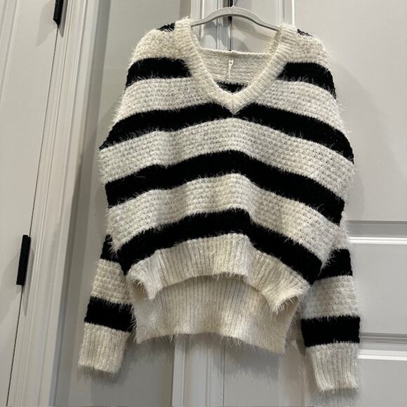 POL Hooded Chunky Eyelash Striped Pullover Sweater Size: Small Black/White - Picture 3 of 10